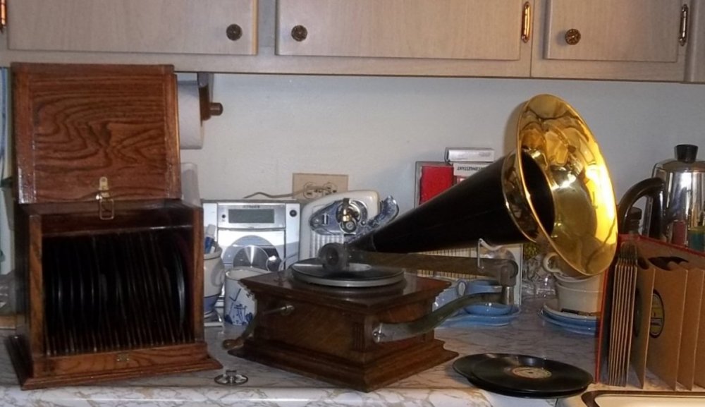 victor c and record cabinet (2).JPG