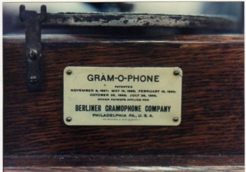 Gramoplate001.jpg.7e62a91c5d42a4084e1e6d9842da2867.jpg
