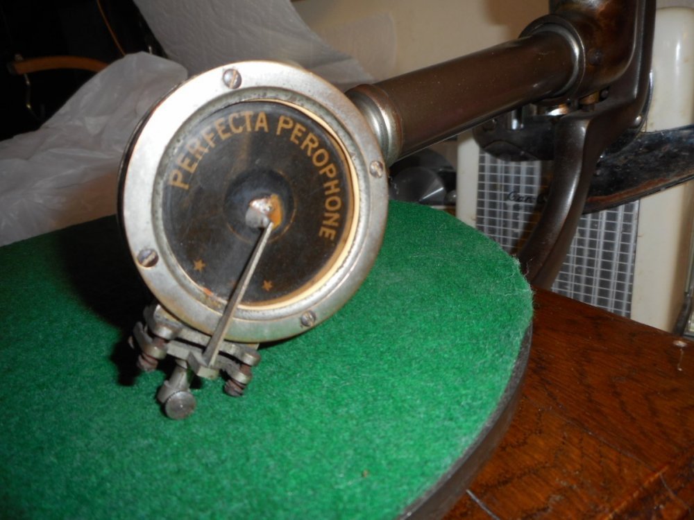 Perfecta Perophone phonograph (29).JPG